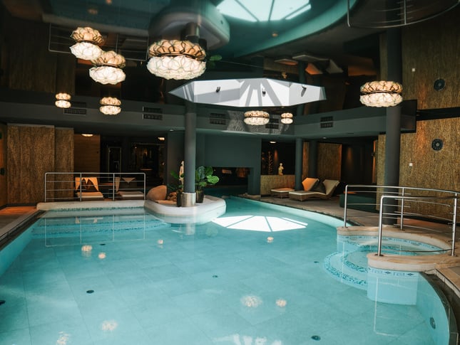 Piscine intérieure hotel wellness